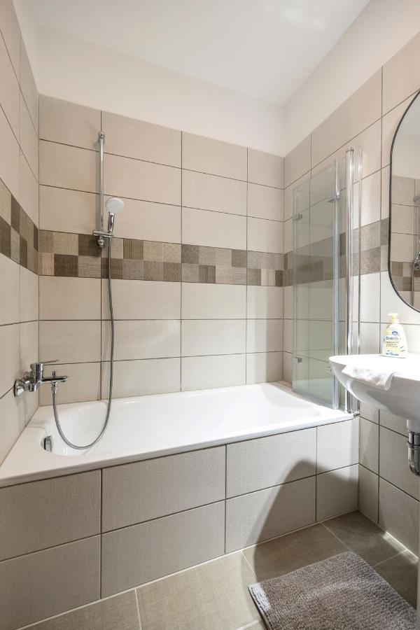 Walnut Tree Apartment Budapest Esterno foto
